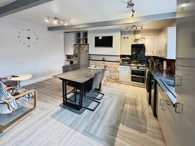 3 bedroom Mid Terrace House for sale