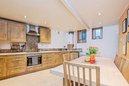 Boxs Buildings, 2 bedroom End Terrace House for sale, &pound;130,000