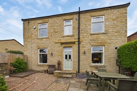 2 bedroom Detached House for sale