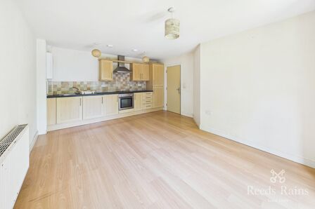 Lemans Drive, 2 bedroom Flat to rent, &pound;800 pcm
