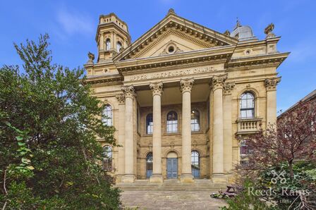 High Street, 2 bedroom Flat for sale, &pound;85,000