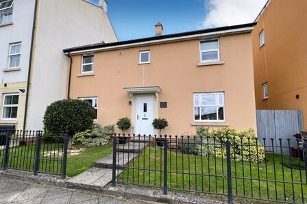 4 bedroom Semi Detached House to rent