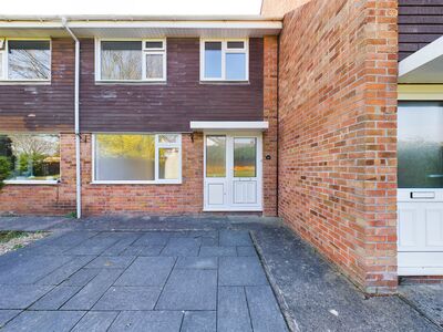 Saxby Close, 3 bedroom Mid Terrace House to rent, &pound;1,400 pcm