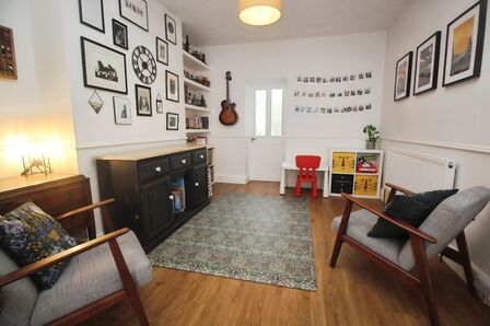 4 bedroom Mid Terrace House for sale