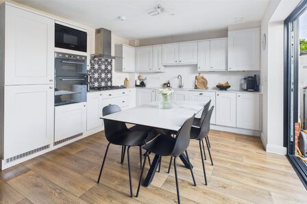 3 bedroom Mid Terrace House for sale