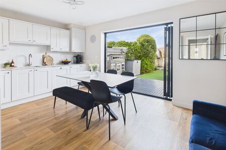 3 bedroom Mid Terrace House for sale