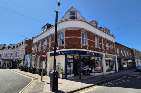 Old Church Road, 2 bedroom  Flat for sale, £150,000