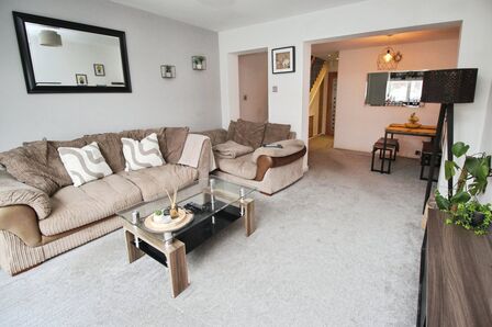 2 bedroom Mid Terrace House for sale