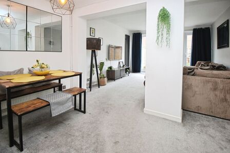 2 bedroom Mid Terrace House for sale