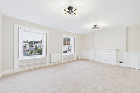 East Clevedon Triangle, 3 bedroom Flat to rent, &pound;1,500 pcm