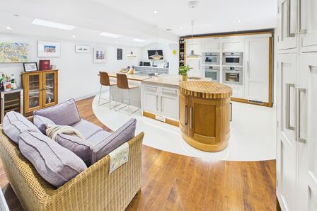5 bedroom Semi Detached House for sale