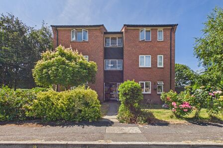 Carice Gardens, Flat to rent, &pound;850 pcm