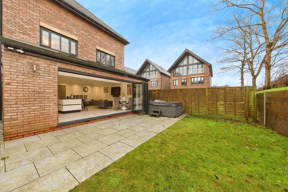 4 bedroom Detached House for sale, Newcastle Road, Congleton, CW12 £