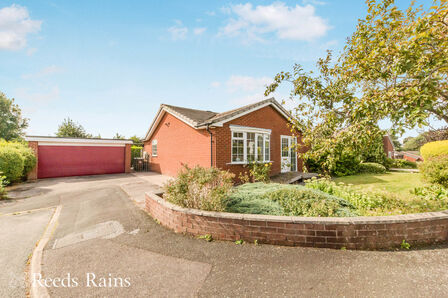 Lindale Close, 3 bedroom Detached Bungalow for sale, £325,000