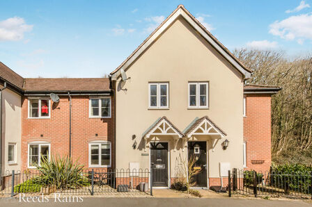 2 bedroom Mid Terrace House for sale