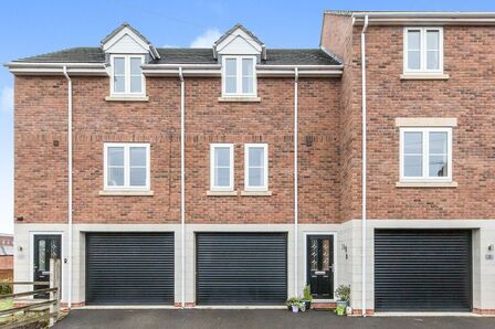 2 bedroom Mid Terrace House for sale