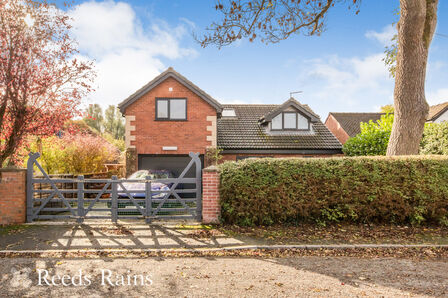 The Mount, 4 bedroom Detached House for sale, £595,000