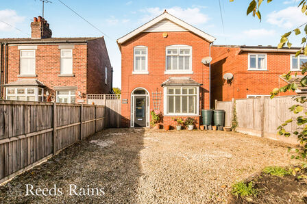 Brook Street, 3 bedroom Detached House for sale, £295,000