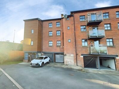 Stonehouse Green, 1 bedroom Flat to rent, &pound;750 pcm