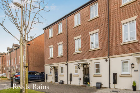 3 bedroom Mid Terrace House for sale