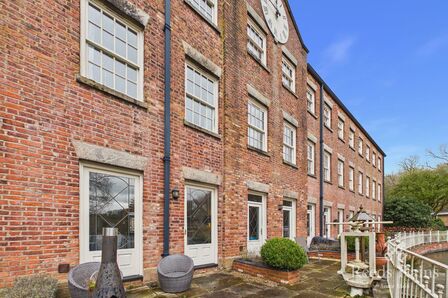 4 bedroom Mid Terrace House for sale