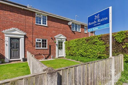 Sycamore Avenue, 3 bedroom Mid Terrace House for sale, &pound;260,000