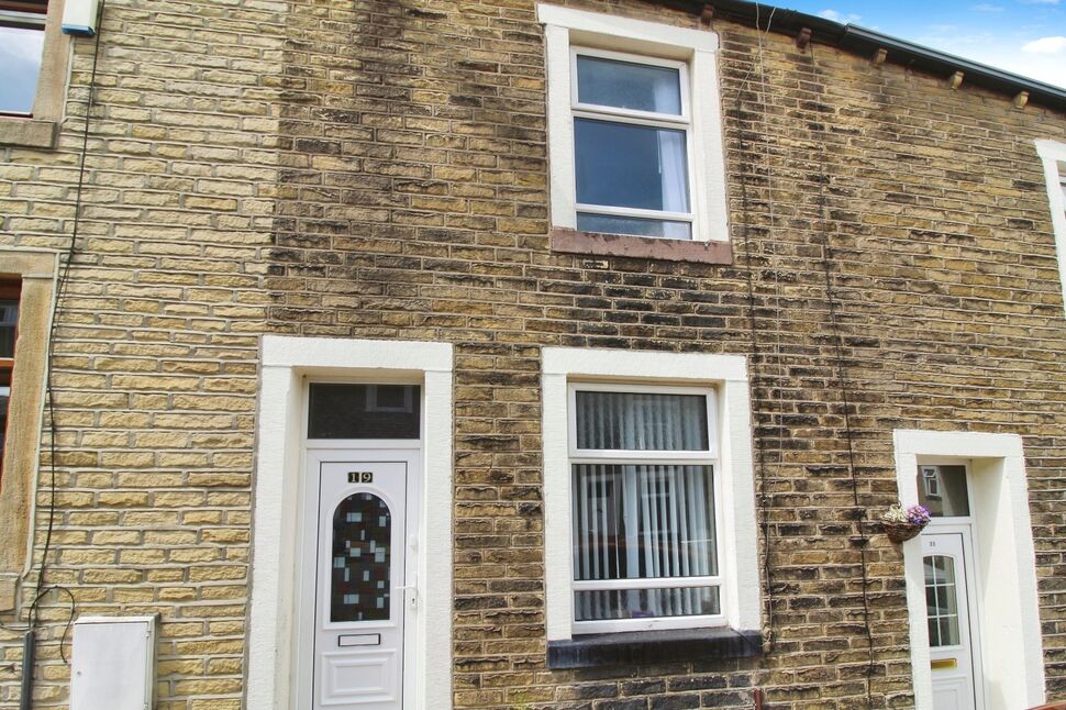 Main image of 2 bedroom Mid Terrace House to rent, Oxford Street, Colne, Lancashire, BB8