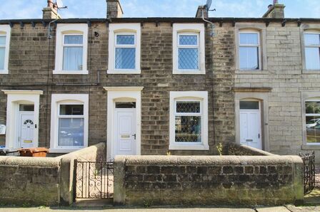 Park Road, 2 bedroom Mid Terrace House to rent, &pound;750 pcm