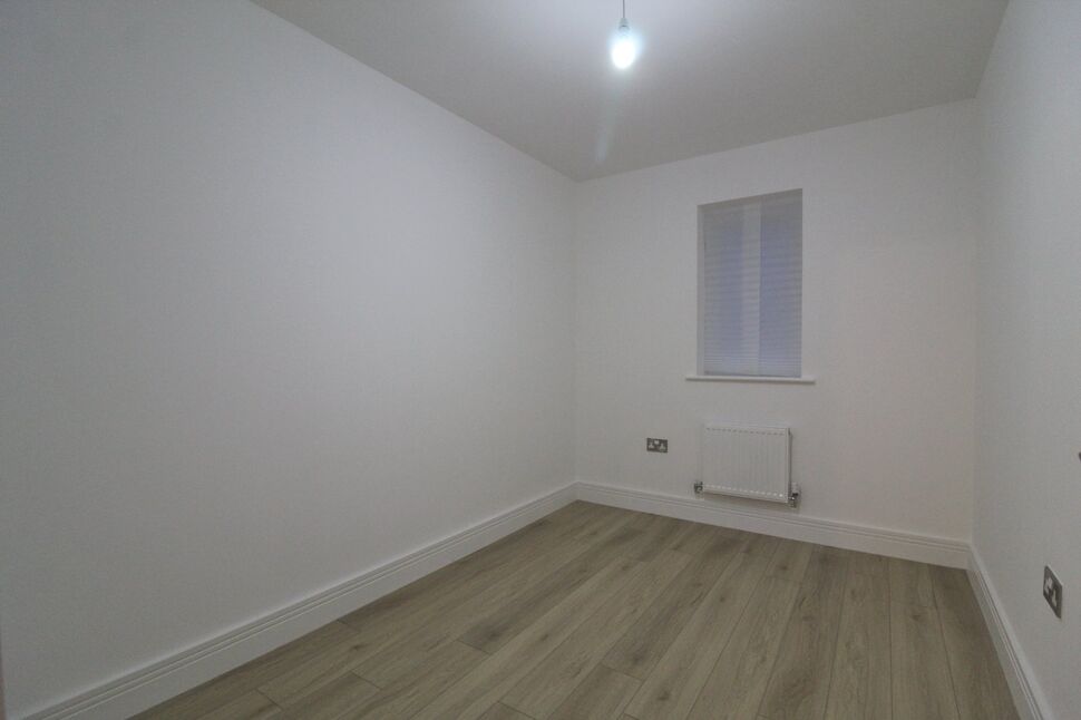 3 bedroom Mid Terrace House to rent, Skipton Road, Colne, BB8 £1,100 pcm
