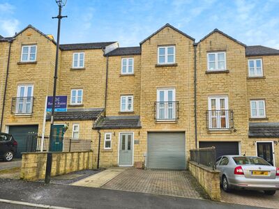 Queens Gate, 4 bedroom Mid Terrace House for sale, £165,000