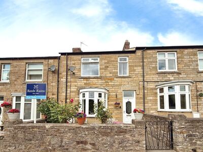 3 bedroom Mid Terrace House for sale