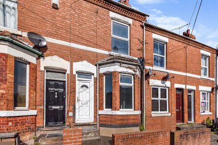 3 bedroom Mid Terrace House to rent