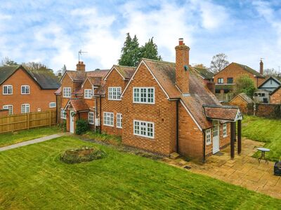 Back Lane, 4 bedroom Detached House for sale, £675,000