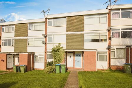 Crowmere Road, 2 bedroom  Flat for sale, £80,000