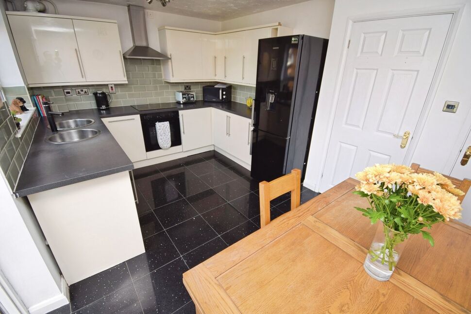 Kitchen / Dining Area