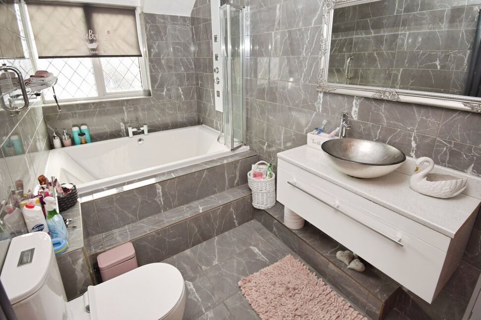 En-Suite Bathroom
