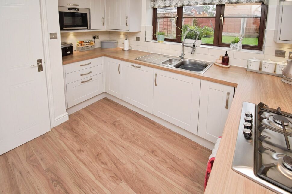 Well Fitted Kitchen / Dining Room
