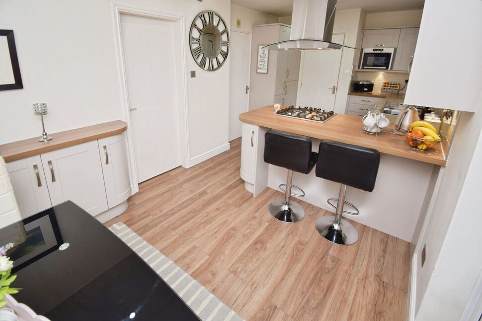 Well Fitted Kitchen / Dining Room