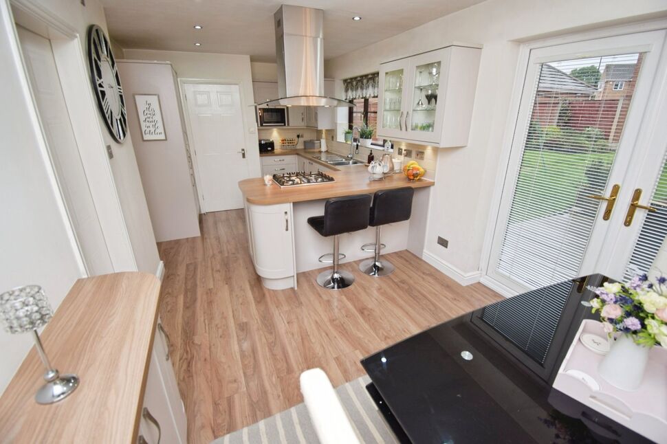 Well Fitted Kitchen / Dining Room