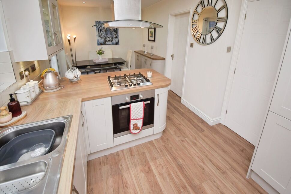 Well Fitted Kitchen / Dining Room
