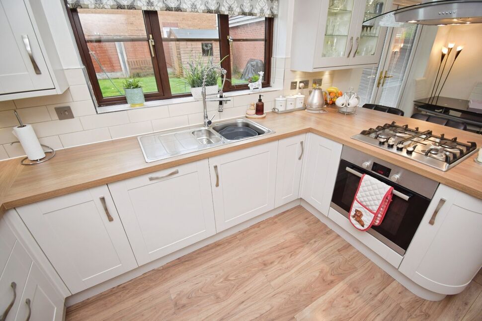 Well Fitted Kitchen / Dining Room