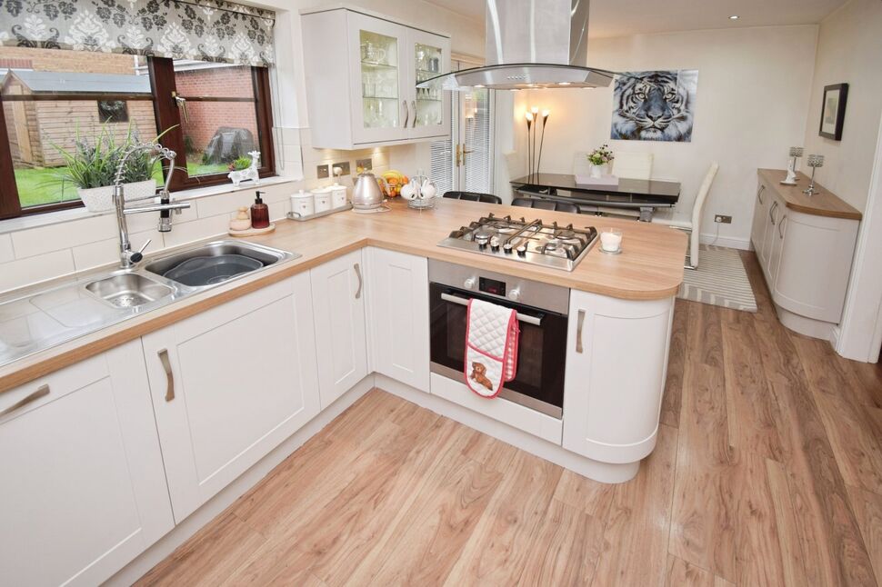 Well Fitted Kitchen / Dining Room