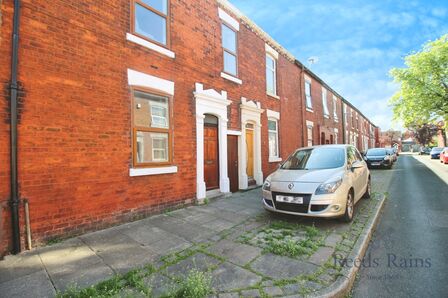 3 bedroom Mid Terrace House to rent
