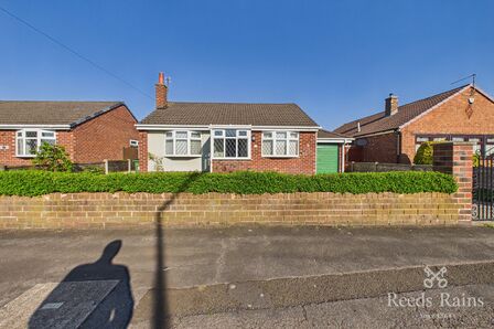 Tragan Drive, 2 bedroom Detached Bungalow to rent, &pound;1,300 pcm