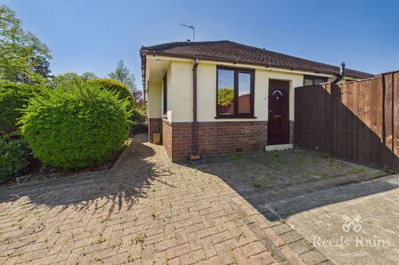 2 bedroom Semi Detached Bungalow for sale