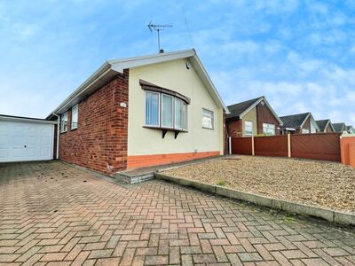 3 bedroom Link Detached Bungalow to rent