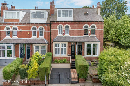 4 bedroom Mid Terrace House for sale
