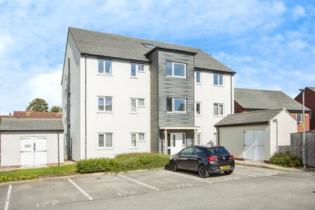 Parkside Crescent, 2 bedroom  Flat for sale, £125,000