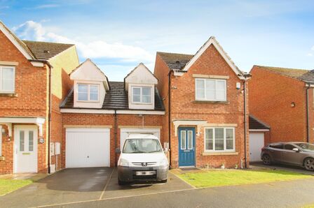 Whinmoor Way, 3 bedroom Semi Detached House to rent, £1,195 pcm