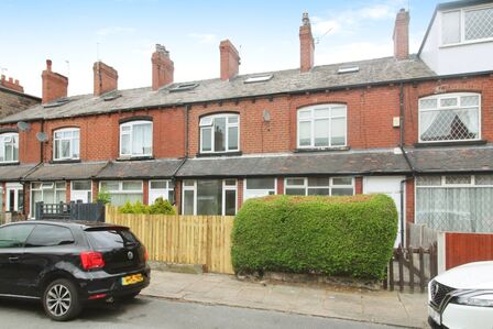 Cross Flatts Terrace, 3 bedroom Mid Terrace House to rent, £1,050 pcm